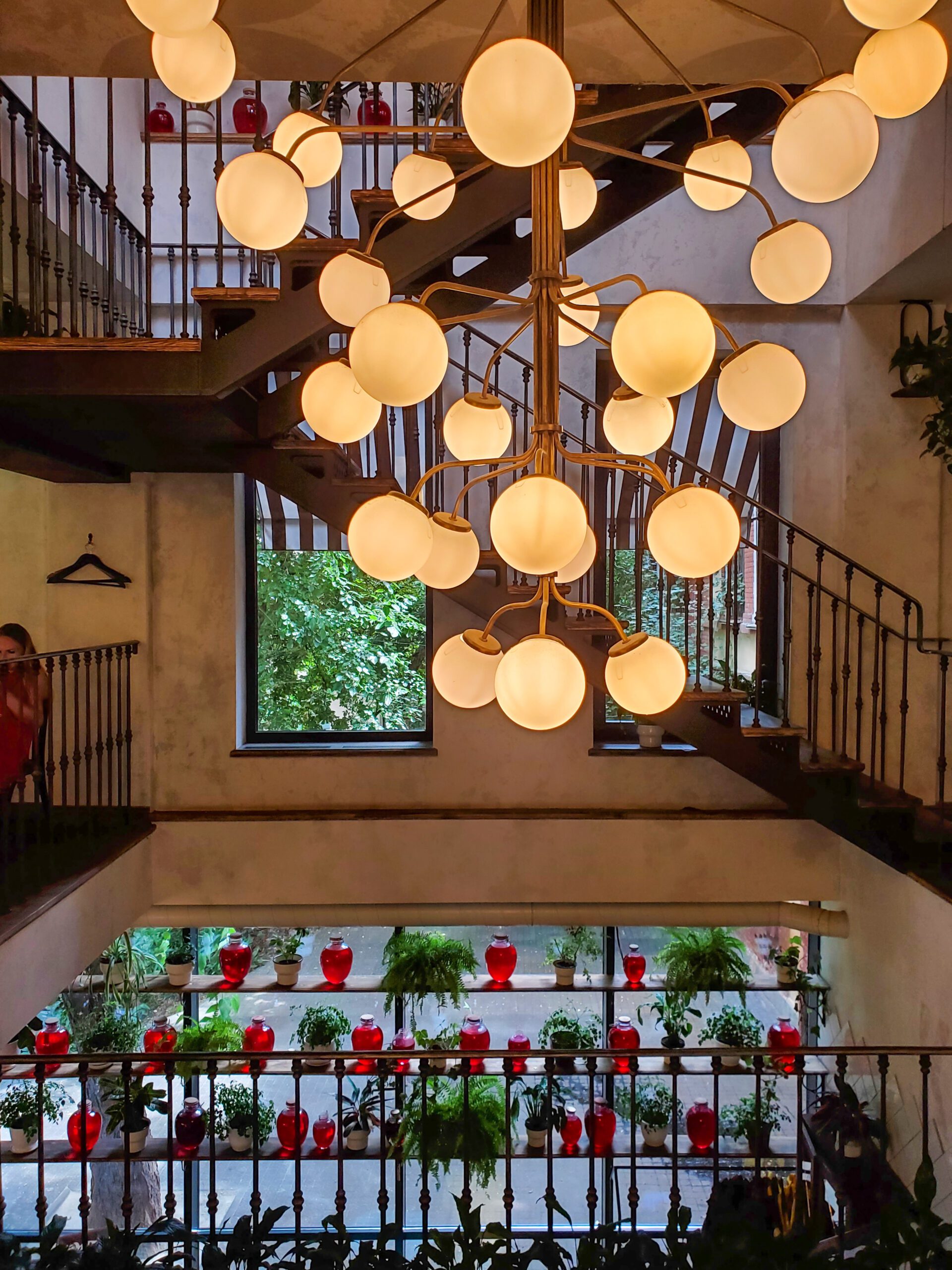 beautiful-interior-cafe-chandelier-stairs